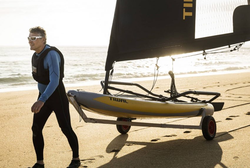 sailboat-collapsible-beach-dolly-on-beach